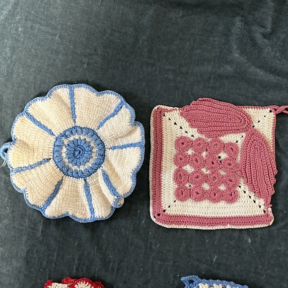 6 Pc VTG Doilies and Potholders - Picture 3 of 4